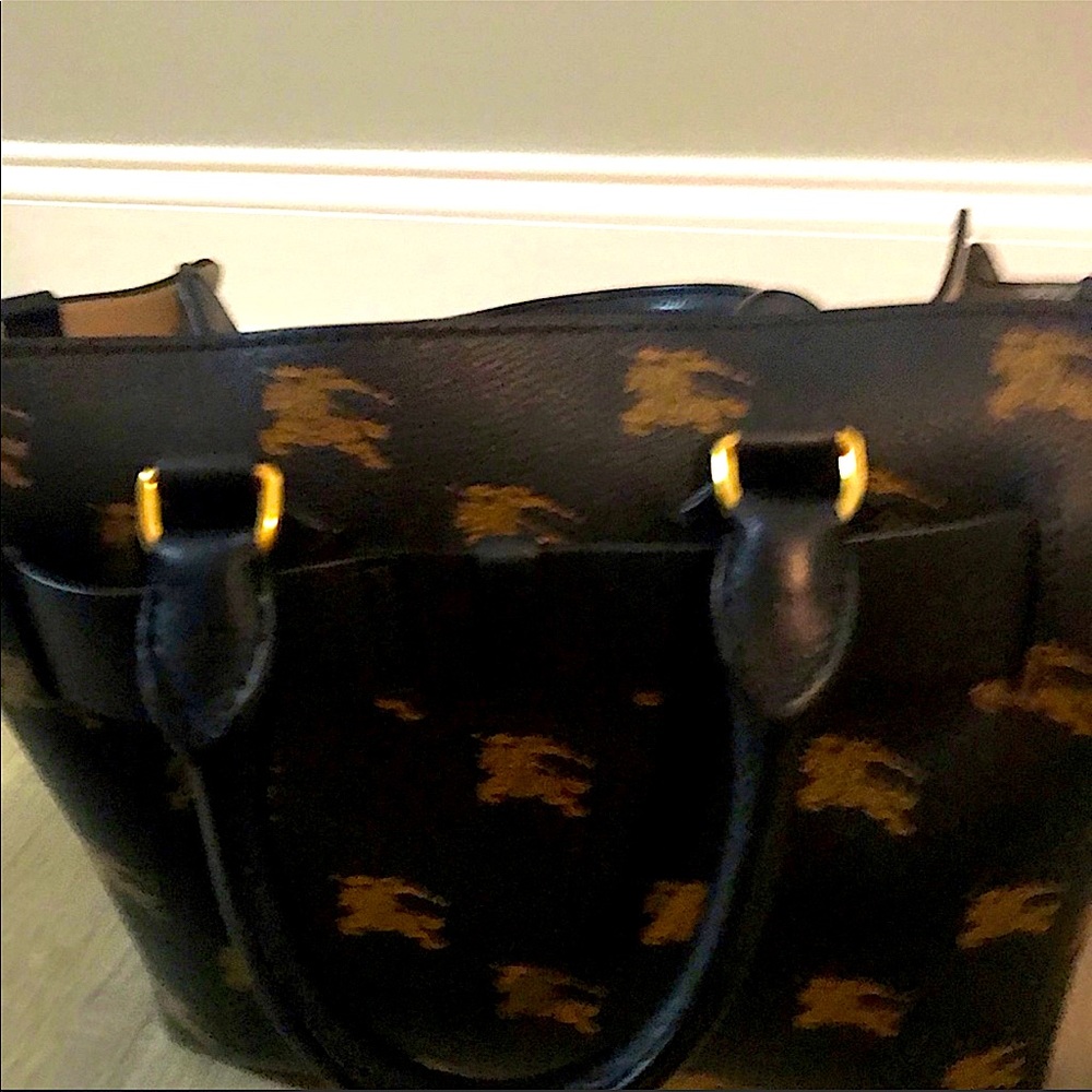 🔥Hot sale! 🔥BURBERRY BAG -LIKE NEW - Picture 4 of 10